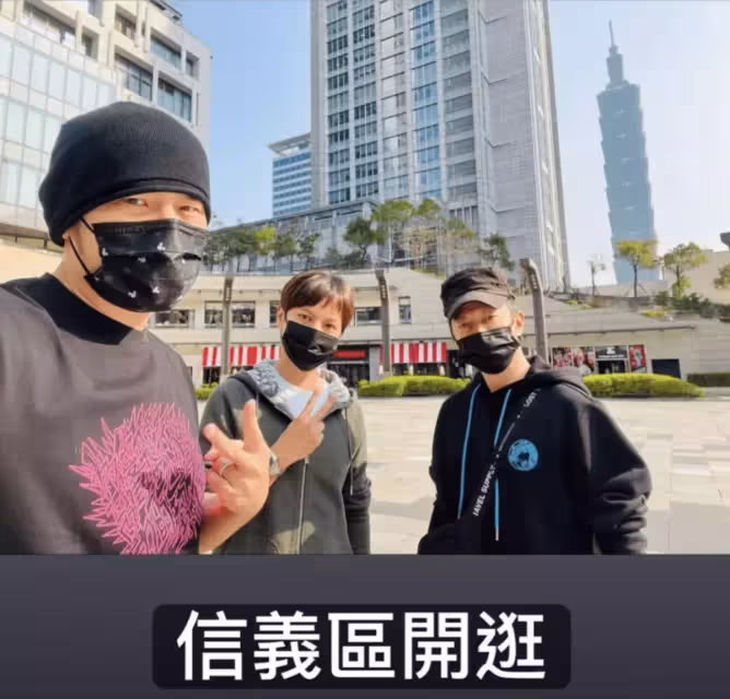 被偷拍!周杰倫「陪老婆逛街」超甜蜜 昆凌挺六個半月孕肚「素顏出鏡」略顯憔悴