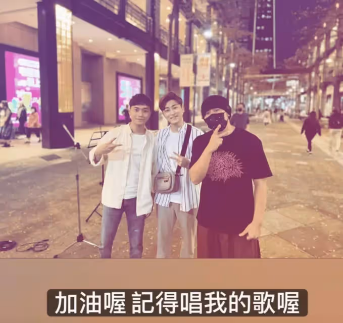 被偷拍!周杰倫「陪老婆逛街」超甜蜜 昆凌挺六個半月孕肚「素顏出鏡」略顯憔悴