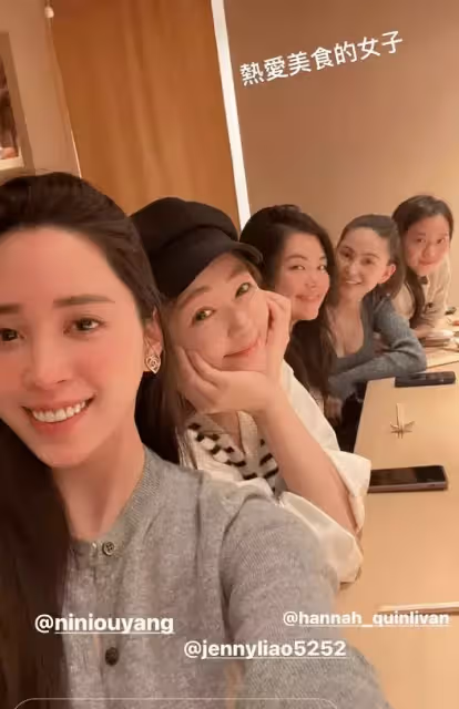 被偷拍!周杰倫「陪老婆逛街」超甜蜜 昆凌挺六個半月孕肚「素顏出鏡」略顯憔悴