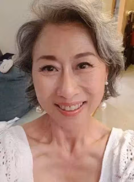 與費翔熱戀,卻嫁於林子祥,一生無兒無女的葉倩文,61歲白髮叢生:人生瀟灑走一回