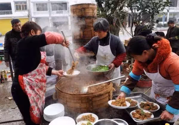 生兩個女娃全被老爹扔進糞坑,算命先生冷笑:禽獸不如還想生兒