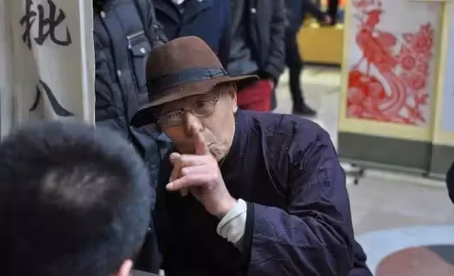 生兩個女娃全被老爹扔進糞坑,算命先生冷笑:禽獸不如還想生兒