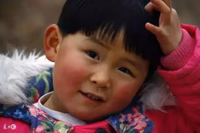 村頭女娃無人問，老頭抱回家卻被兒媳趕出，二十年後兒媳跪下喊爹