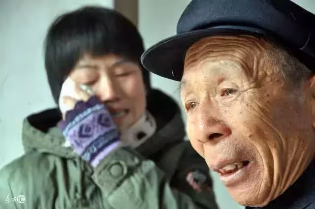 村頭女娃無人問,老頭抱回家卻被兒媳趕出,二十年後兒媳跪下喊爹