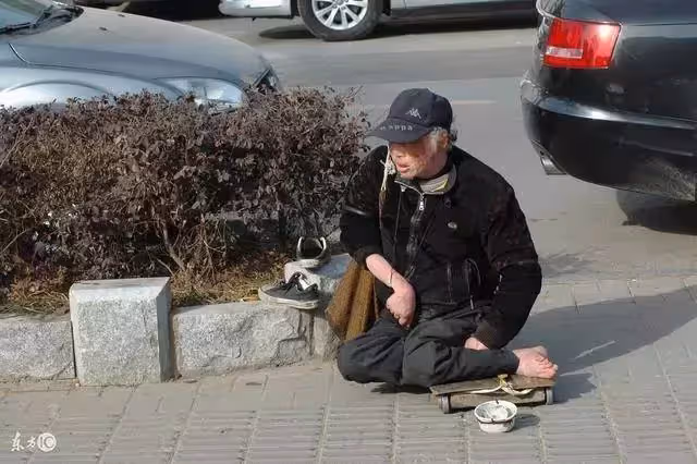 哥哥被富人收養,妹妹跟嬸娘過苦日子,原來一切都是是哥哥的計謀