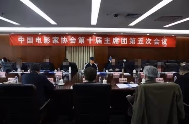 陳道明參加會議,穿運動服出席被批不正式,主動為成龍讓位顯低調