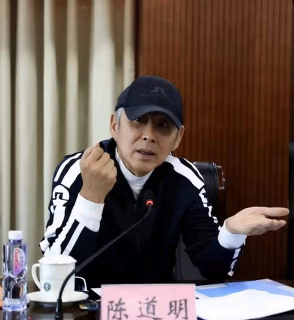 陳道明參加會議,穿運動服出席被批不正式,主動為成龍讓位顯低調