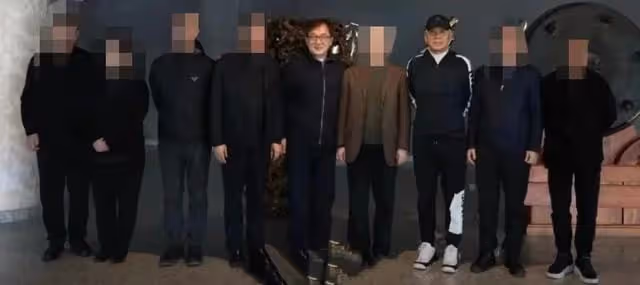陳道明參加會議,穿運動服出席被批不正式,主動為成龍讓位顯低調