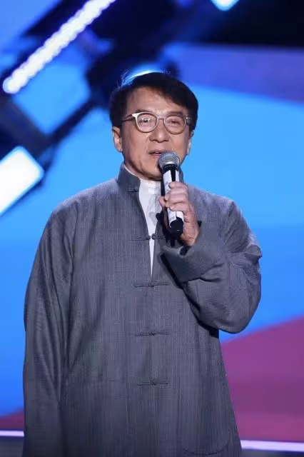 陳道明參加會議,穿運動服出席被批不正式,主動為成龍讓位顯低調