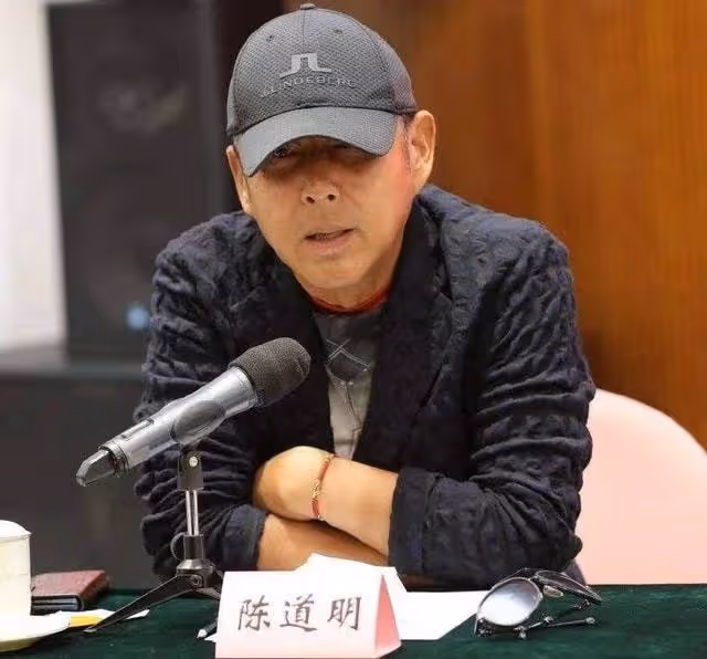 陳道明參加會議,穿運動服出席被批不正式,主動為成龍讓位顯低調