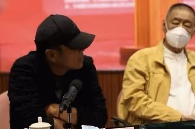 陳道明參加會議,穿運動服出席被批不正式,主動為成龍讓位顯低調