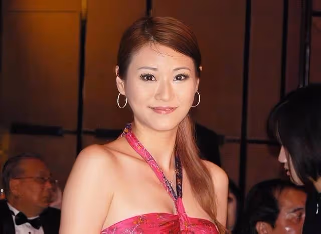 香港知名女星罕見曬近照!雙頰凹陷骨瘦如柴,經歷喪母和喪夫之痛