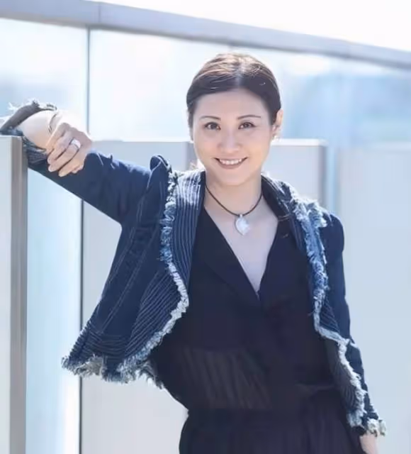 香港知名女星罕見曬近照!雙頰凹陷骨瘦如柴,經歷喪母和喪夫之痛