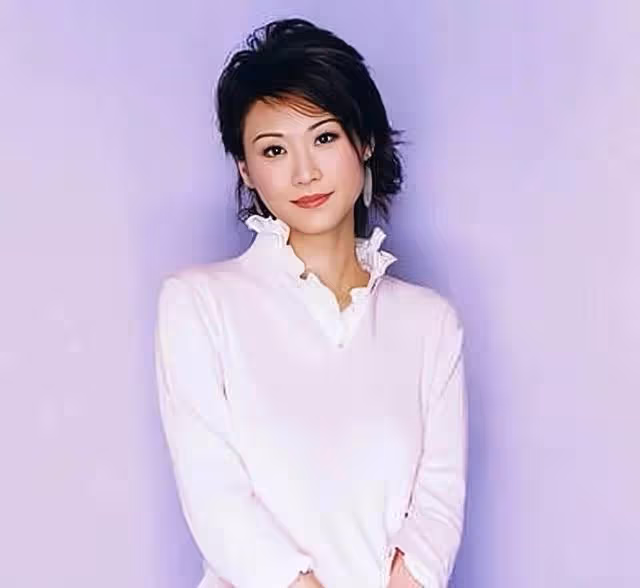 香港知名女星罕見曬近照！雙頰凹陷骨瘦如柴，經歷喪母和喪夫之痛