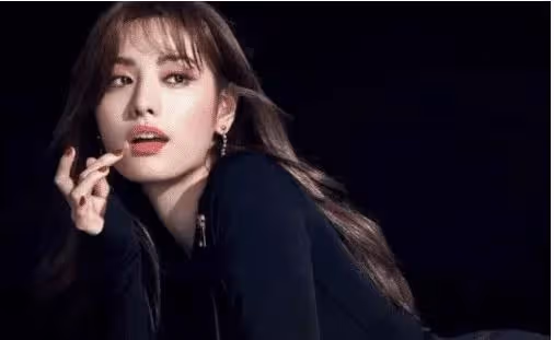 連續3年被評為世界第一美女,穿人魚裙驚艷,網友:行走的美人魚