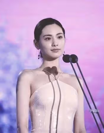 連續3年被評為世界第一美女,穿人魚裙驚艷,網友:行走的美人魚