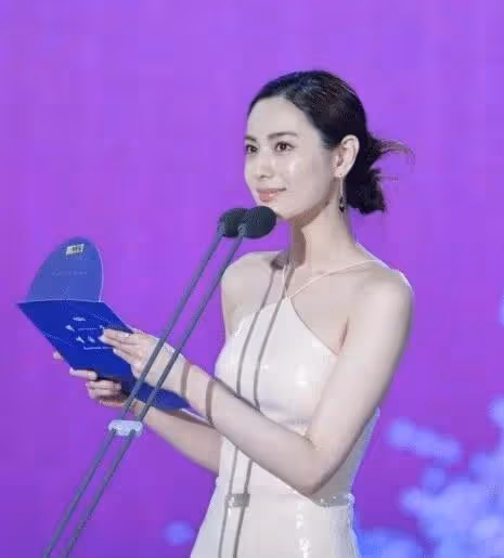 連續3年被評為世界第一美女,穿人魚裙驚艷,網友:行走的美人魚