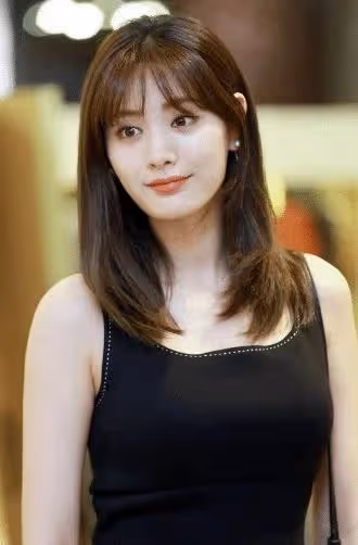 連續3年被評為世界第一美女,穿人魚裙驚艷,網友:行走的美人魚
