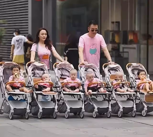 2次分娩6個寶寶!霸氣夫妻一家橫行出街「6輛嬰兒車並行」 超拉風場面路人回頭率100%