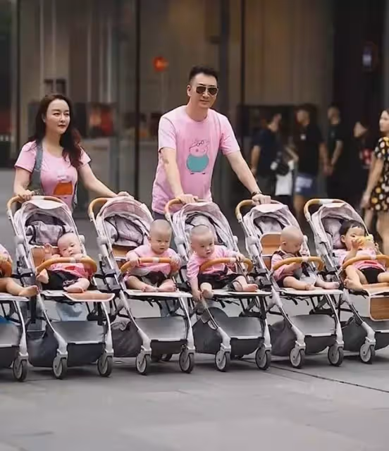 2次分娩6個寶寶!霸氣夫妻一家橫行出街「6輛嬰兒車並行」 超拉風場面路人回頭率100%