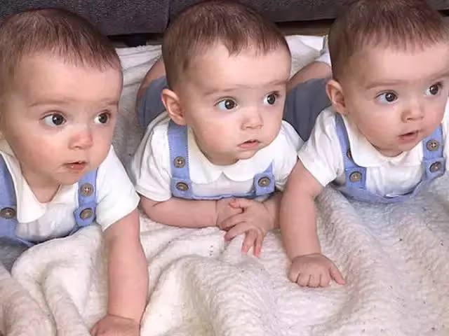 2次分娩6個寶寶!霸氣夫妻一家橫行出街「6輛嬰兒車並行」 超拉風場面路人回頭率100%