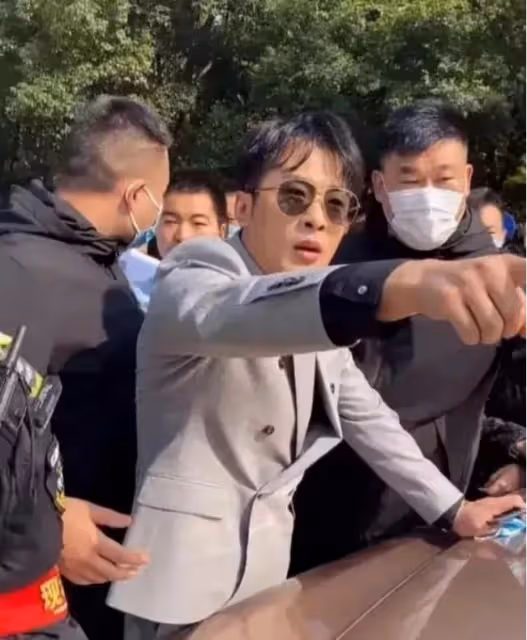 人民網點評劣跡網紅，改頭換面就能再戰江湖，無疑是對公眾的愚弄