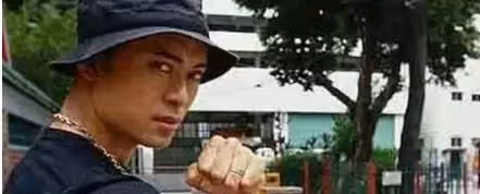 3歲出道,周潤發寵他,18歲走紅功夫明星,今成跑龍套