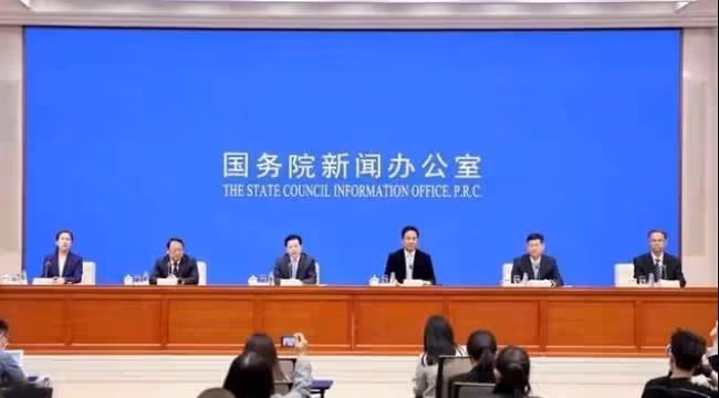 人民網點評劣跡網紅，改頭換面就能再戰江湖，無疑是對公眾的愚弄