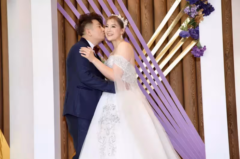 狂鏟30公斤披白紗!郭婷筠大婚「穿深V透視婚紗」辣翻 羞曝「二胎計畫」感動喊:老公對我是真愛❤