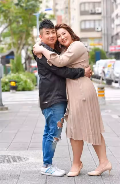 狂鏟30公斤披白紗!郭婷筠大婚「穿深V透視婚紗」辣翻 羞曝「二胎計畫」感動喊:老公對我是真愛❤