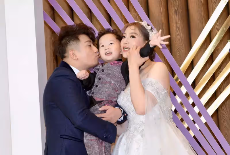狂鏟30公斤披白紗!郭婷筠大婚「穿深V透視婚紗」辣翻 羞曝「二胎計畫」感動喊:老公對我是真愛❤