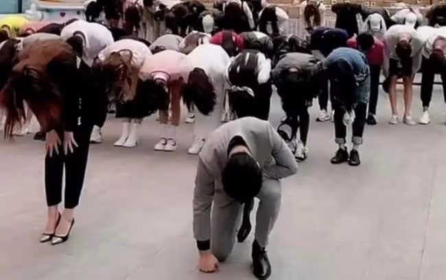 人民網點評劣跡網紅，改頭換面就能再戰江湖，無疑是對公眾的愚弄