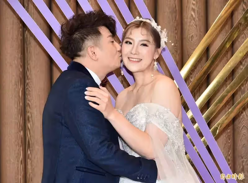 狂鏟30公斤披白紗!郭婷筠大婚「穿深V透視婚紗」辣翻 羞曝「二胎計畫」感動喊:老公對我是真愛❤