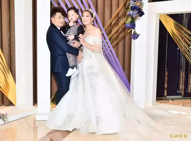 狂鏟30公斤披白紗!郭婷筠大婚「穿深V透視婚紗」辣翻 羞曝「二胎計畫」感動喊:老公對我是真愛❤