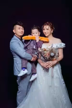 狂鏟30公斤披白紗!郭婷筠大婚「穿深V透視婚紗」辣翻 羞曝「二胎計畫」感動喊:老公對我是真愛❤