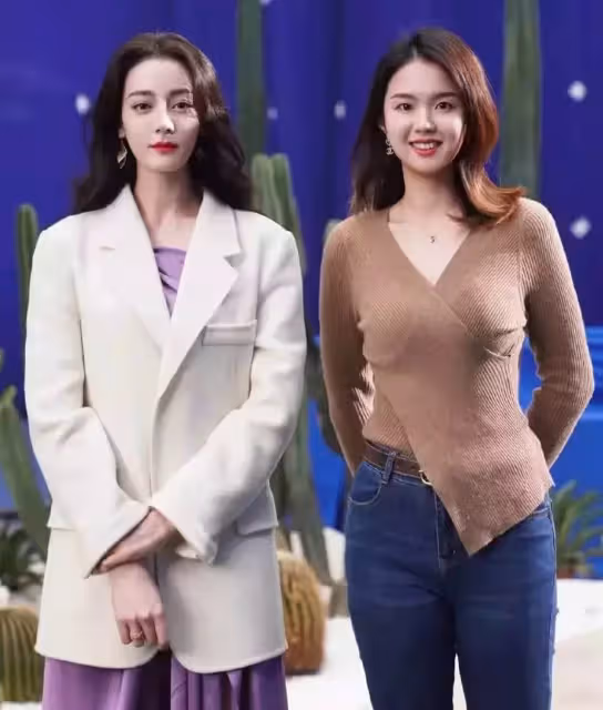 迪麗熱巴和女粉絲合影火了,被指氣質完全被秒殺,引發爭議