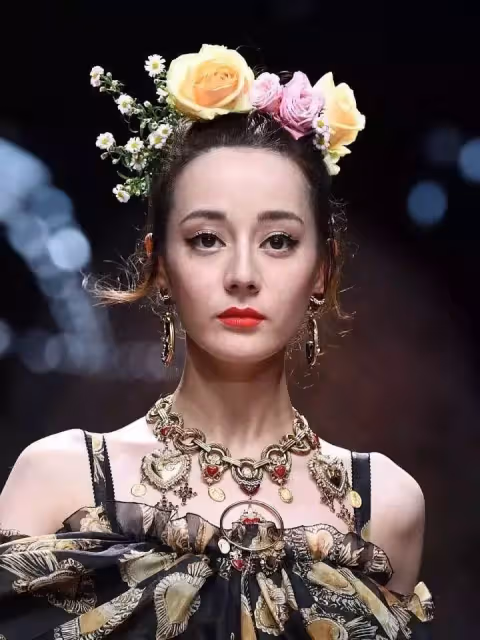 Mai曬和娜紮熱巴合影,熱巴額頭跟臉一樣大,娜紮五官是真的立體