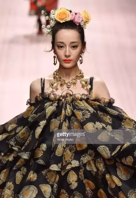 Mai曬和娜紮熱巴合影,熱巴額頭跟臉一樣大,娜紮五官是真的立體