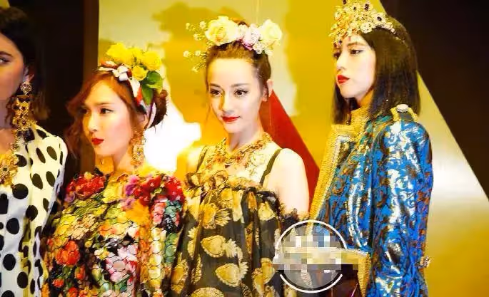Mai曬和娜紮熱巴合影,熱巴額頭跟臉一樣大,娜紮五官是真的立體