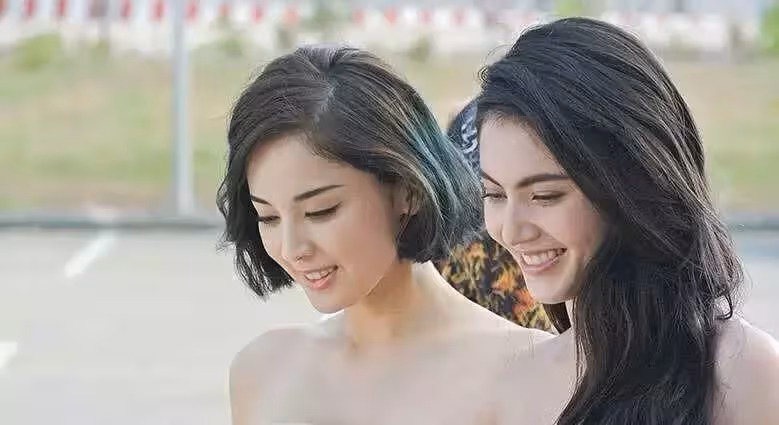 Mai曬和娜紮熱巴合影，熱巴額頭跟臉一樣大，娜紮五官是真的立體