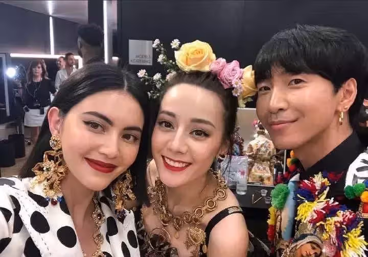 Mai曬和娜紮熱巴合影，熱巴額頭跟臉一樣大，娜紮五官是真的立體