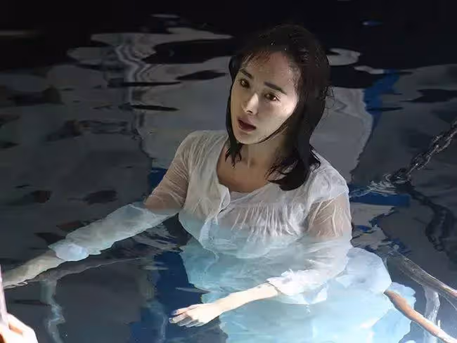 楊冪在水中拍戲照片曝光,穿低領裝塗紅色唇彩,臉部變形引起熱議,網友:純天然
