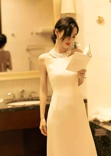 又被Angelababy美到了!一襲抹胸白裙驚豔亮相,不愧是紅毯女王