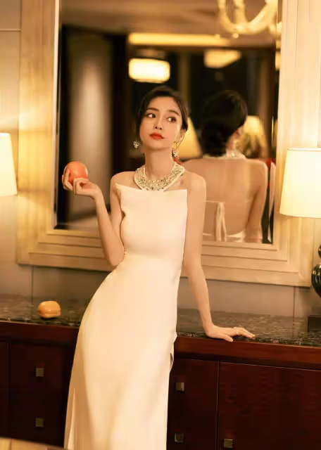 又被Angelababy美到了!一襲抹胸白裙驚豔亮相,不愧是紅毯女王