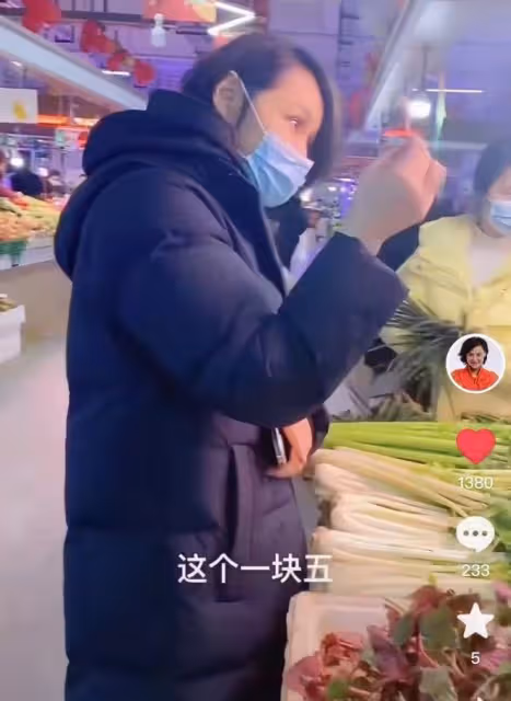 奧運冠軍高敏低調逛菜市場,一塊五一兩直言好貴,打扮樸實無人識