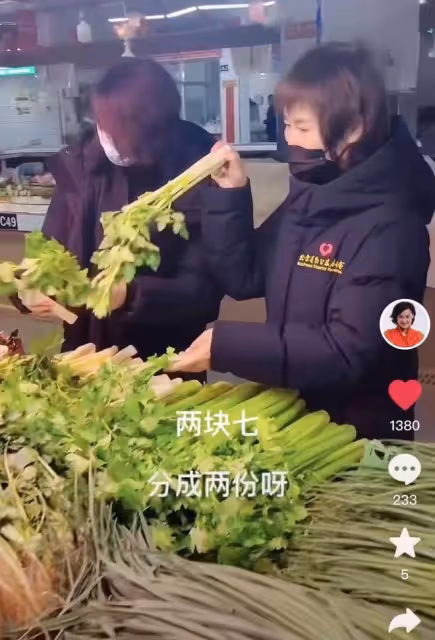 奧運冠軍高敏低調逛菜市場,一塊五一兩直言好貴,打扮樸實無人識