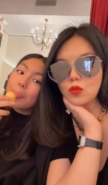 李湘帶王詩齡去高端會場!母女渾身珠寶奢侈品,暴瘦變美越長越像