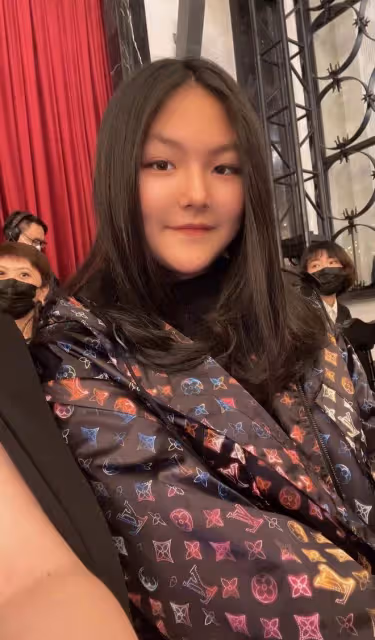 李湘帶王詩齡去高端會場!母女渾身珠寶奢侈品,暴瘦變美越長越像