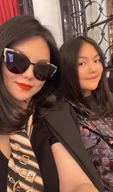 李湘帶王詩齡去高端會場!母女渾身珠寶奢侈品,暴瘦變美越長越像