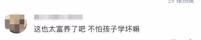 李湘帶王詩齡去高端會場!母女渾身珠寶奢侈品,暴瘦變美越長越像